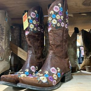 NWT Ladies size 7.5 Floral Lane Boots